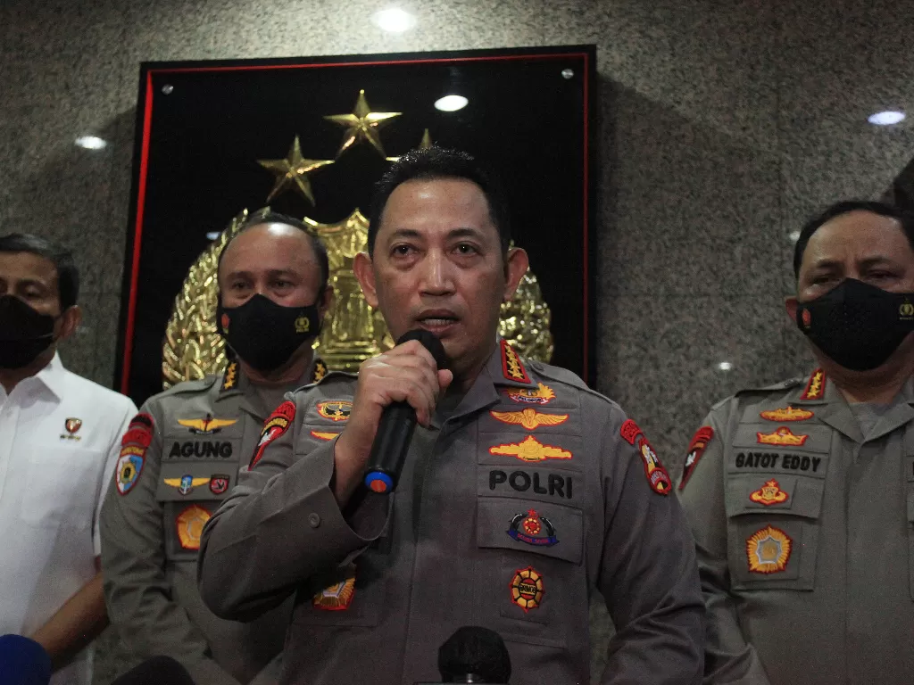Kapolri Jenderal Listyo Sigit Prabowo (tengah), didampingi Wakapolri Komjen Pol Gatot Eddy Pramono (kanan), Irwasum Polri Komjen Pol Agung Budi Maryoto (kedua kiri). (ANTARA/Reno Esnir)
