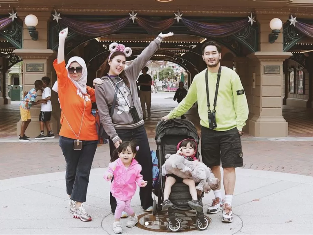 Potret Syahnaz berlibur bersama keluarga (Instagram/@syahnazs)