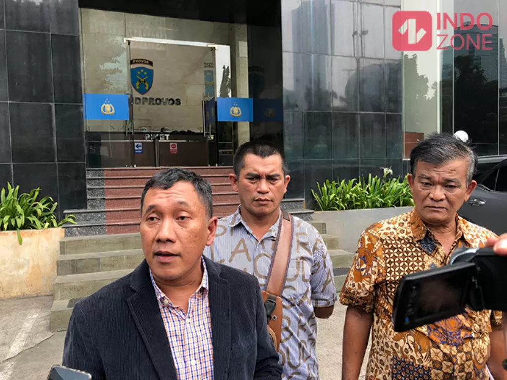 Perwakilan keluarga penembakan Ipda OS, Silitonga (kemeja batik) dan pengacara keluarga David Aruan (jas hitam). (INDOZONE/Samsudhuha Wildansyah).