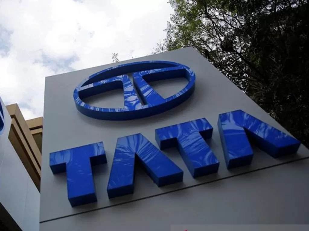 Logo Tata Motors terlihat di sebuah showroom di Mumbai pada Kamis (14/2/2013). (ANTARA/REUTERS/Vivek Prakash/am)