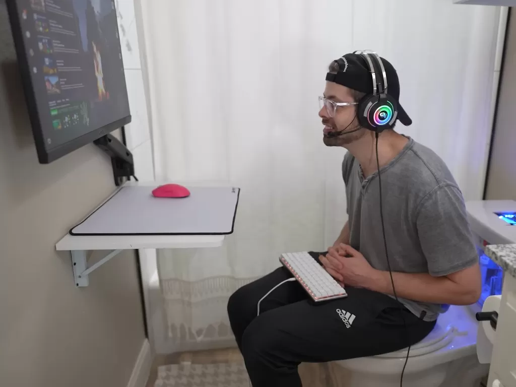 YouTuber ubah toilet jadi PC Gaming. (Screenshoot/YouTube/ Basically Homeless)