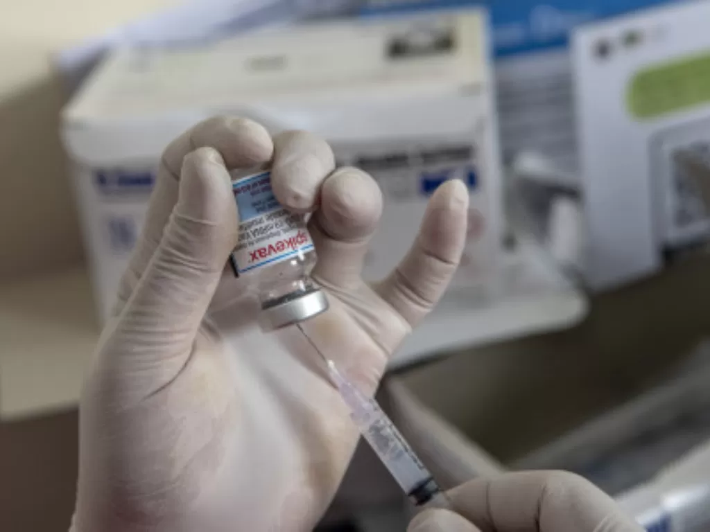 Petugas kesehatan menyiapkan dosis vaksin Covid-19. (ANTARA FOTO/Muhammad Adimaja)