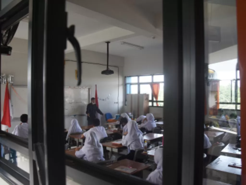 Sejumlah siswa mengikuti kegiatan belajar di SMPN 242 Jakarta (ANTARA FOTO/Indrianto Eko Suwarso)