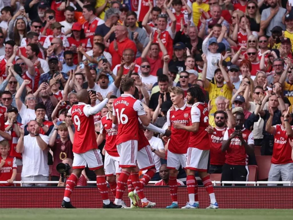 Para pemain Arsenal merayakan kemenangan atas Everton di matchday pamungkas Liga Inggris 2021-2022. (Reuters/Matthew Childs)