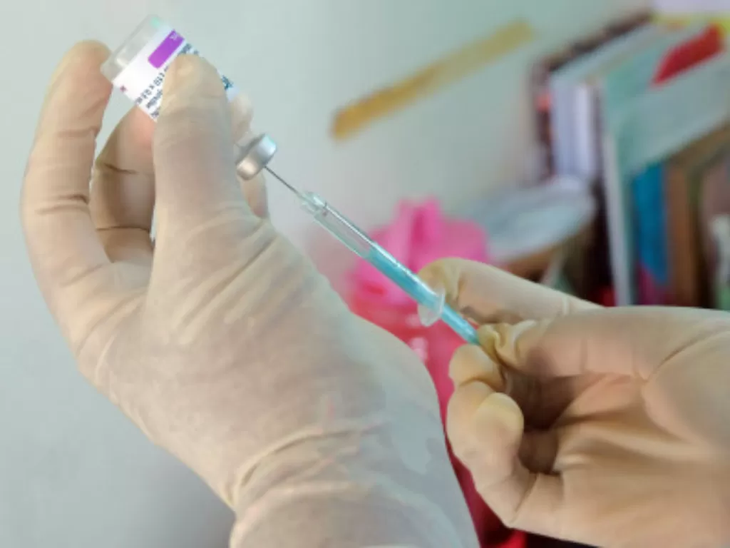 Petugas kesehatan menyiapkan vaksin dosis ketiga saat vaksinasi COVID-19 booster di Desa Warnasari, Jembrana, Bali (ANTARA FOTO/Nyoman Hendra Wibowo)