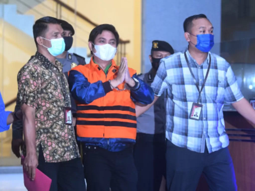 Tersangka kasus dugaan suap izin usaha pertambangan di Tanah Bumbu Mardani H Maming (tengah) mengenakan rompi tahanan usai menjalani pemeriksaan di gedung KPK, Jakarta, Kamis (28/7/2022). (ANTARA FOTO/Akbar Nugroho Gumay)