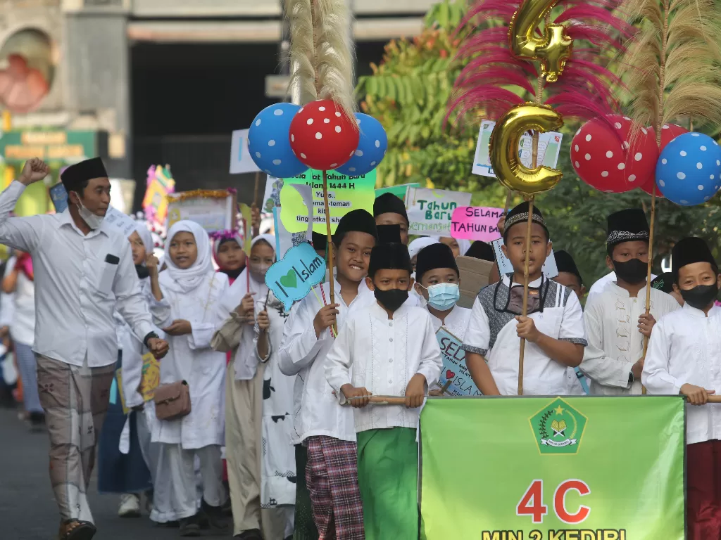 Sejumlah pelajar Madrasah Ibtidaiyah Negeri 2 Kediri mengikuti pawai memperingati Tahun Baru 1444 Hijriah di Kediri, Jawa Timur, Jumat (29/7/2022). (ANTARA FOTO/Prasetia Fauzani).