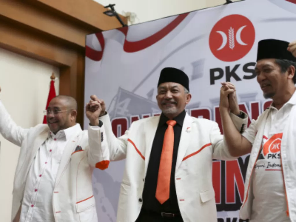 Para pimpinan PKS bergandeng tangan usai menutup Rapimnas DPP PKS 2022 di Jakarta, Selasa (21/6/2022). (ANTARA FOTO/Rivan Awal Lingga)