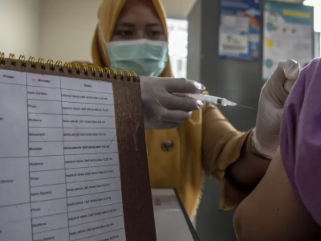 Petugas kesehatan menyuntikkan vaksin COVID-19 kepada warga penerima vaksin di Puskesmas Kecamatan Gambir, Jakarta (ANTARA FOTO/Muhammad Adimaja)