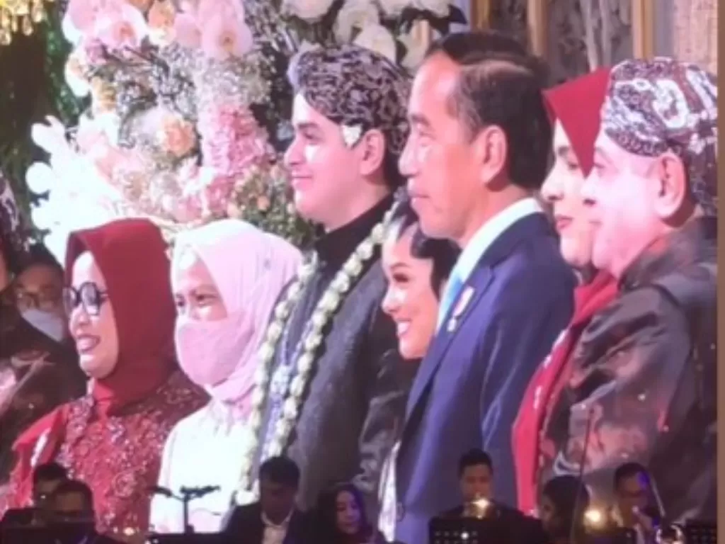 Presiden Jokowi melepas masker saat menghadiri resepsi pernikahan putri sulung Anies Baswedan. (Foto/Instagram/mutiarabaswedan)