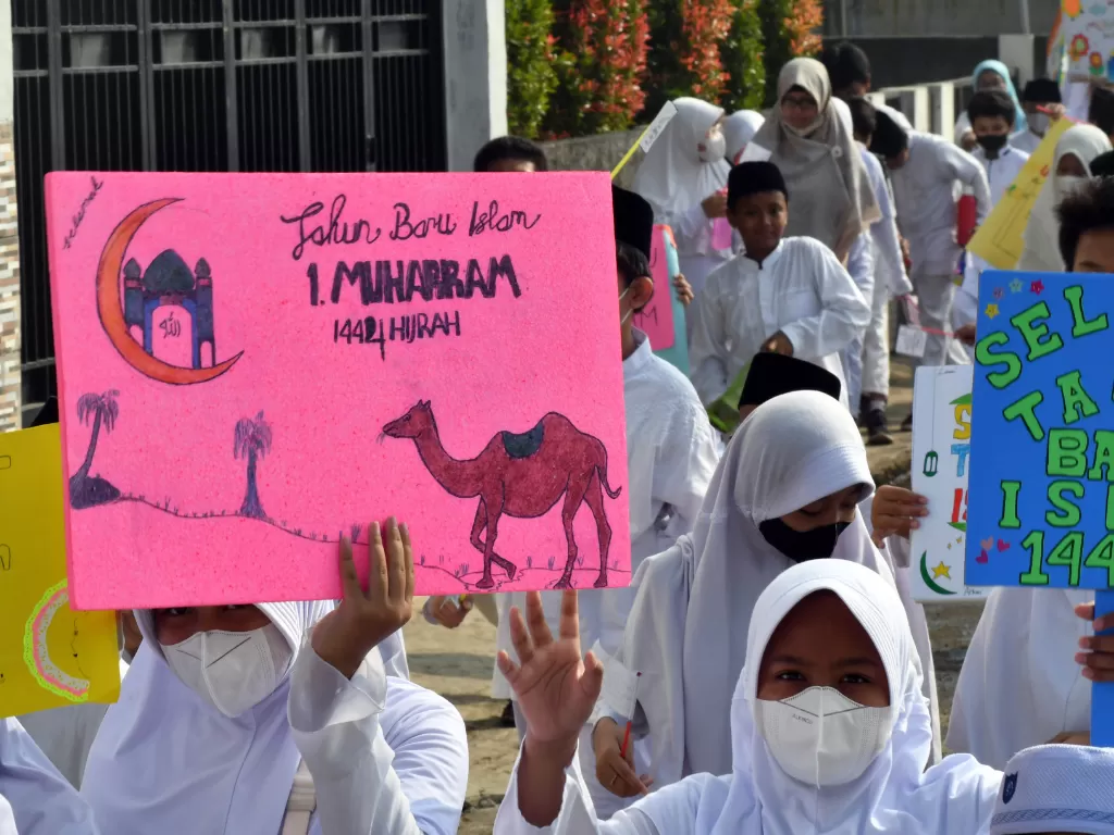 Sejumlah siswa mengikuti pawai menyambut Tahun Baru Islam 1 Muharam 1444 Hijriah di Sekolah Islam Terpadu (SIT) Al-Yasmin, Kota Bogor, Jawa Barat, Jumat (29/7/2022). (ANTARA FOTO/Arif Firmansyah/tom)