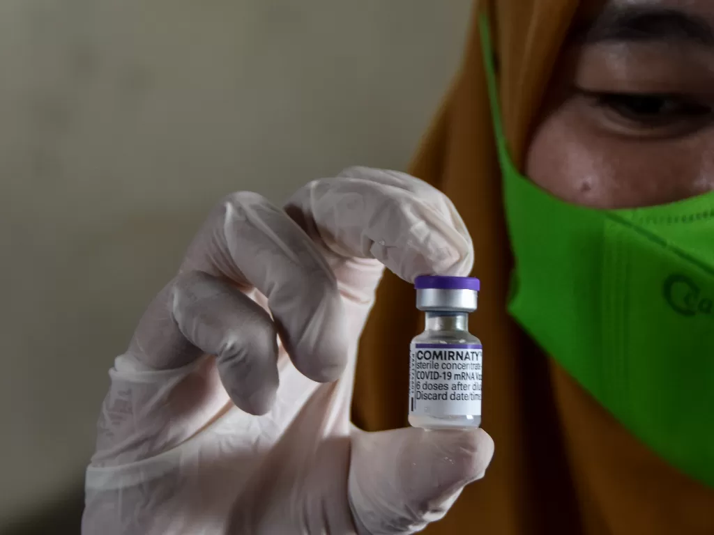 Petugas menunjukkan vaksin COVID-19 dosis ketiga atau booster di Kantor Dinas Kesehatan, Kabupaten Ciamis, Jawa Barat. (ANTARA FOTO/Adeng Bustomi/rwa).