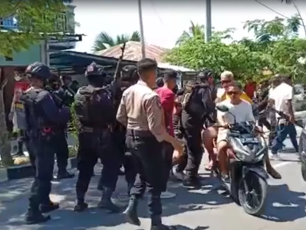 Protes warga ditangkapi aksi represif aparat kepolisian di Labuan Bajo, NTT. (Foto/Istimewa)