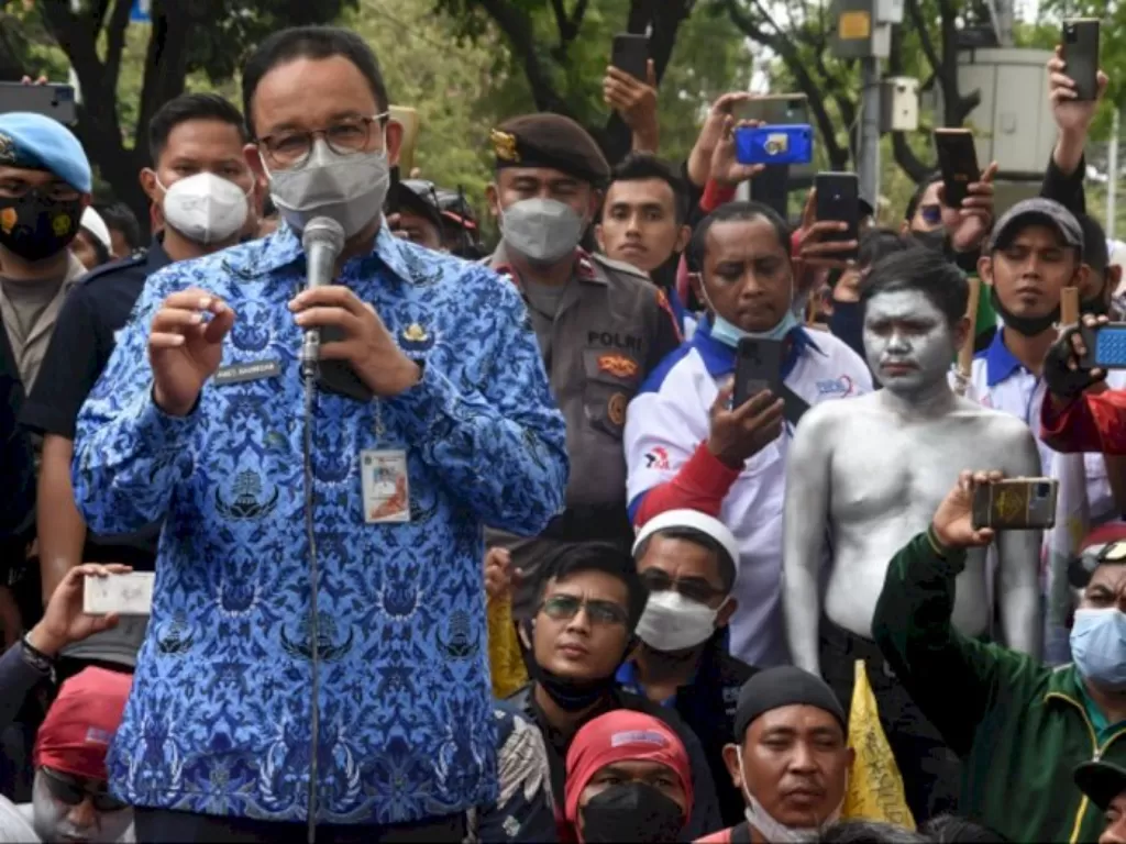 Gubernur DKI Jakarta Anies Baswedan berorasi saat menemui buruh yang berunjuk rasa di depan Balai Kota DKI Jakarta. (ANTARA/Indrianto Eko Suwarso)