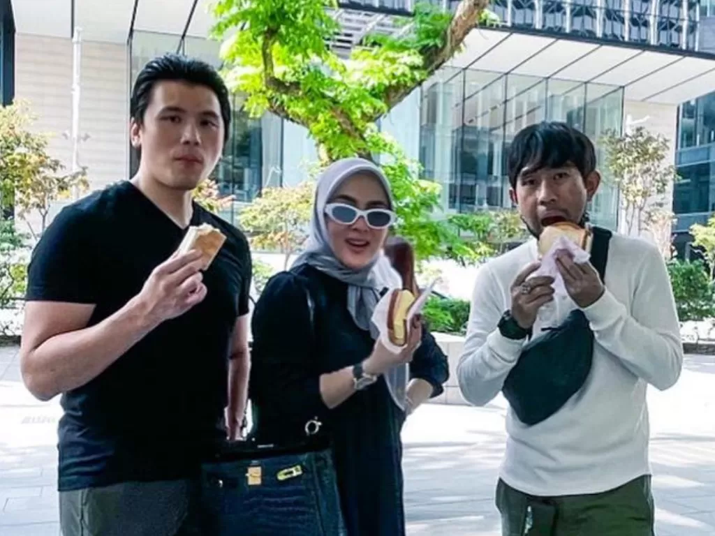 Syahrini, Reino Barack jalan-jalan makan es krim Singapura pakai outfit mewah! (Instagram/@princessyahrini)