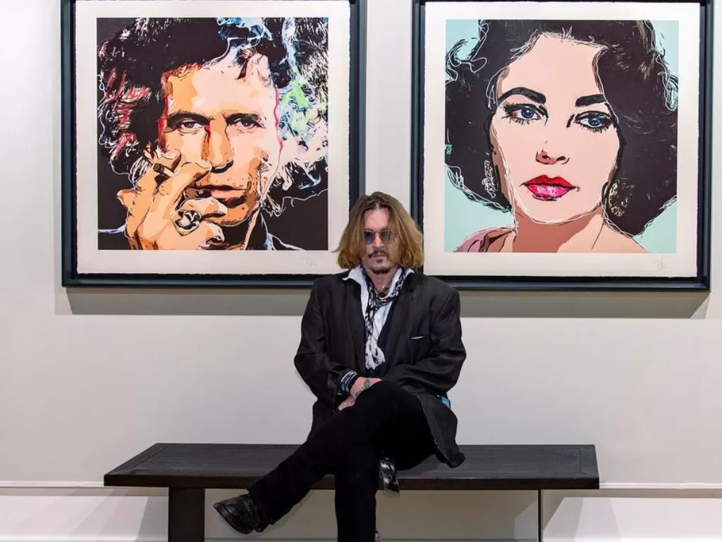 Johnny Depp berada di depan pajangan karya lukisannya (Instagram/johnnydepp)