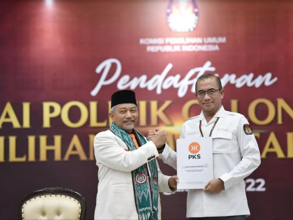 Presiden PKS (kiri) mendaftar ke KPU sebagai peserta Pemilu. (dokumen PKS)