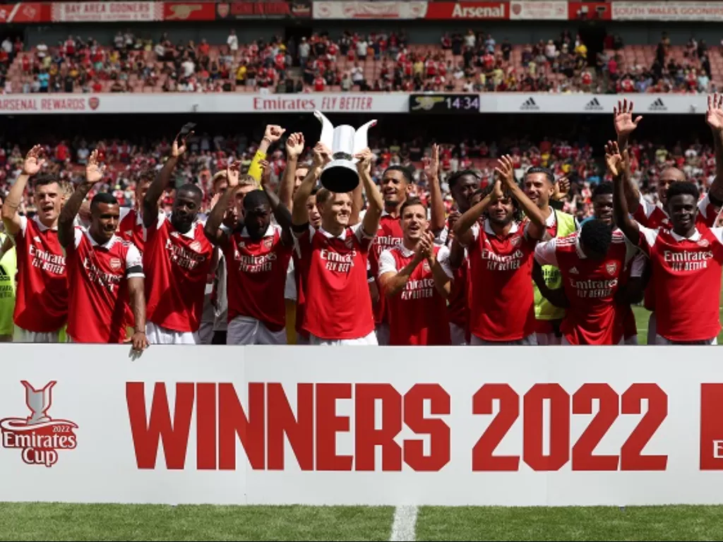 Para pemain Arsenal merayakan keberhasilan menjuarai Emirates Cup. (Reuters/Paul Childs)