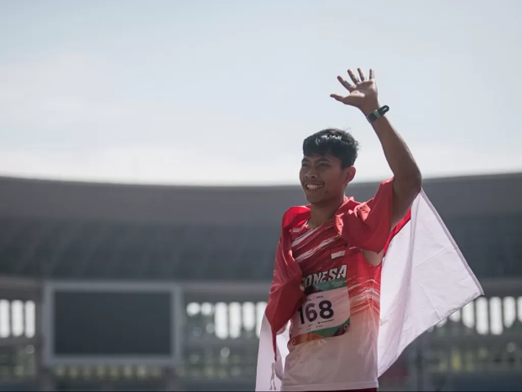 Pelari Indonesia Saptoyogo Purnomo mendapatkan medali emas nomor lari 100 meter putra ASEAN Para Games 2022. (ANTARA FOTO/Mohammad Ayudha)