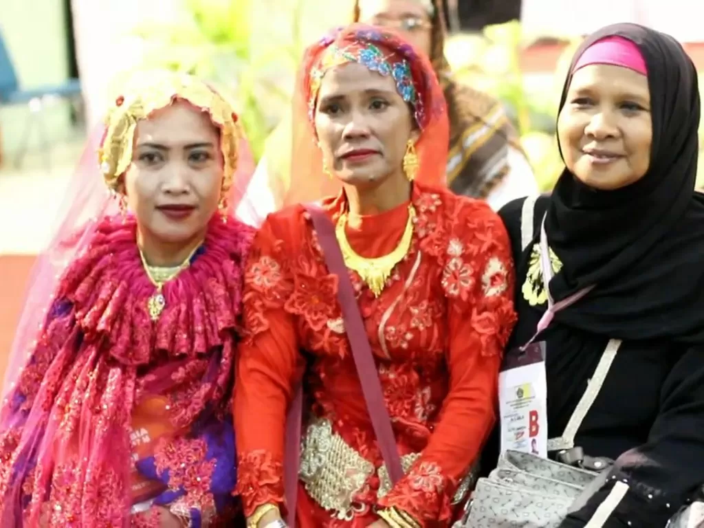 Jemaah haji Makassar dan Bugis memakai baju heboh dan emas. (Rudi Hartono/Z Creators)