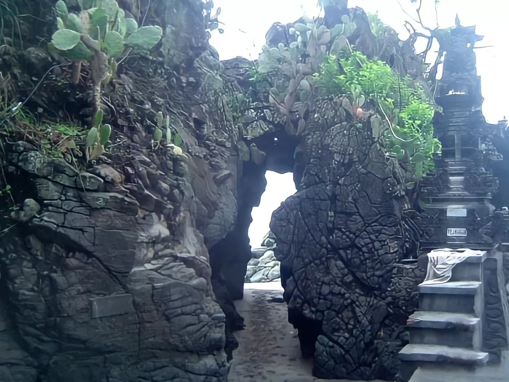 Pura Batu Bolong berada di Pantai Sengigi, Lombok. (Vivi Sanusi/Z Creators)