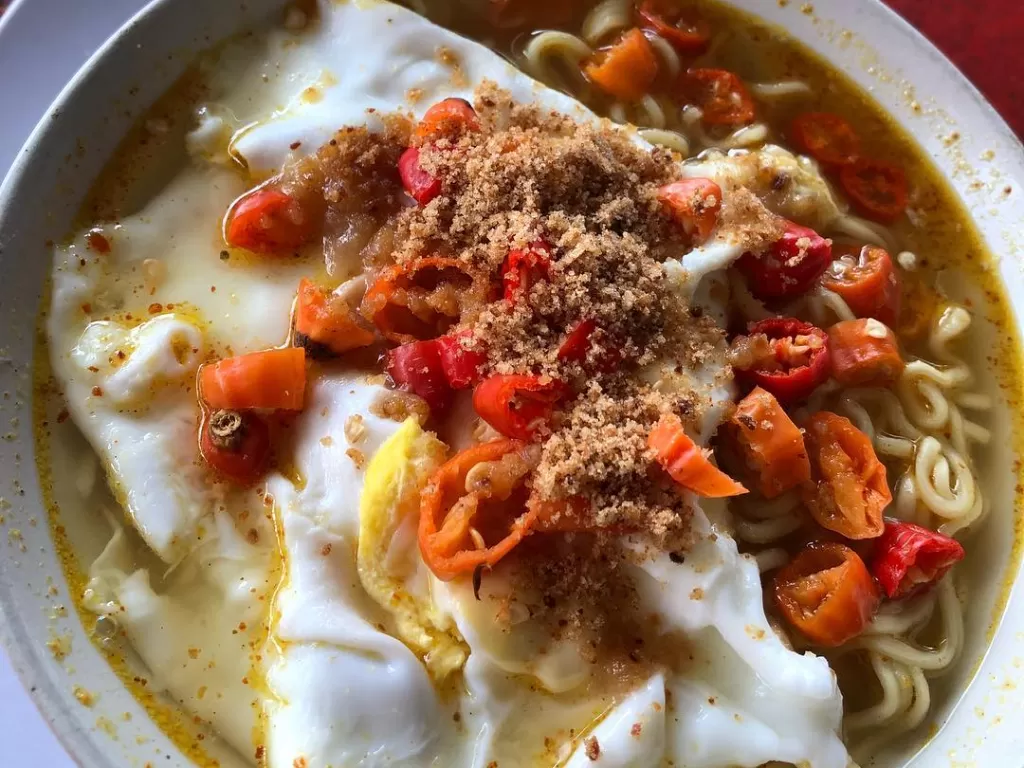 Mie kuah telur tengah malam (Instagram/warungbu_iluh)