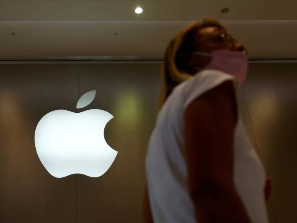Apple izinkan karyawan lepas masker. (REUTERS/Stephane Mahe)