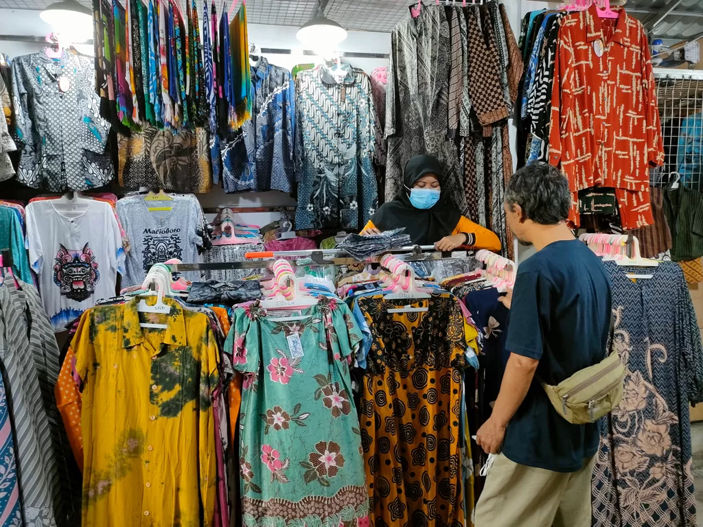 Wisatawan memilih daster batik (Hasan Syamsuri/Z Creators)