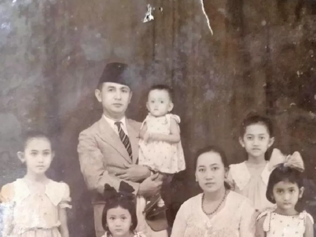 Dokumen foto Raden Rubini Natawisastra atau dr Rubini bersama keluarga. (ANTARA)