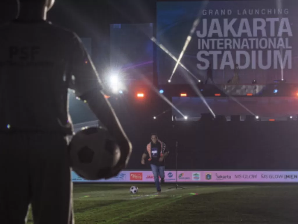Gubernur DKI Jakarta Anies Baswedan berlari mengiring bola saat meresmikan Stadion Jakarta International Stadium (JIS) di Jakarta, Minggu( 24/7/2022). (ANTARA FOTO/Muhammad Adimaja)