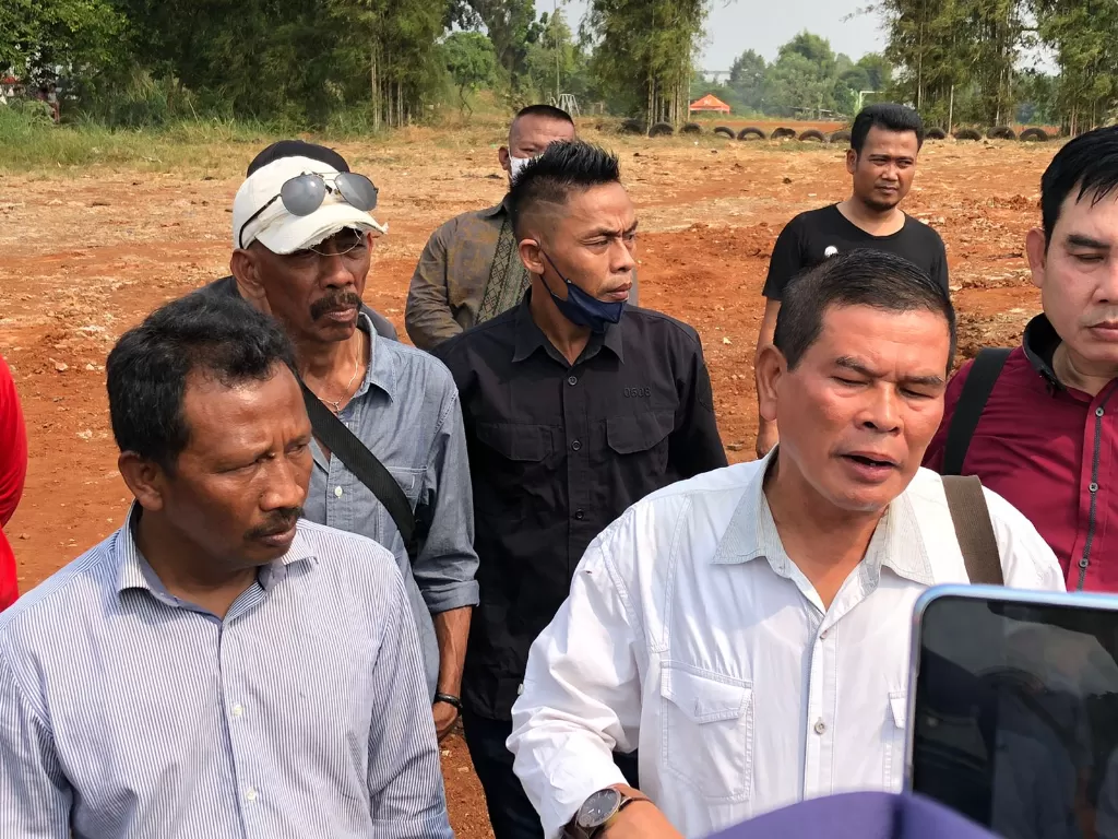 Pemilik lahan kuburan bansos di Depok, Rudi Saimin (depan kanan). (INDOZONE/Samsudhuha Wildansyah)