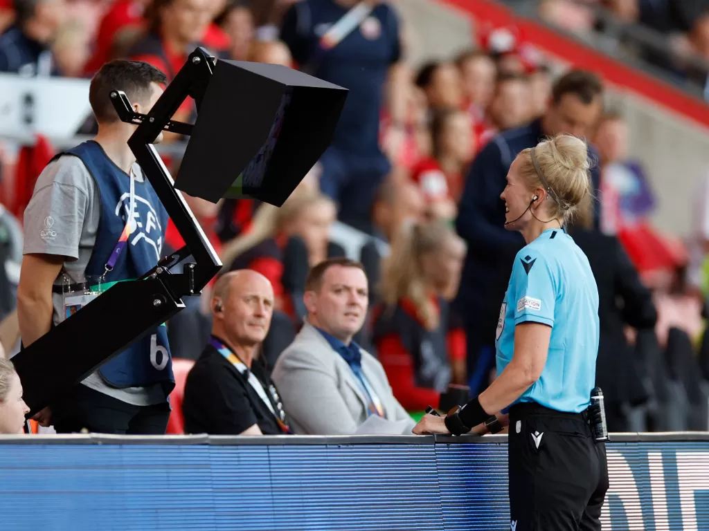 Wasit wanita sedang memeriksa monitor VAR di pertandingan EURO Wanita 2022. (REUTERS/John Sibley)