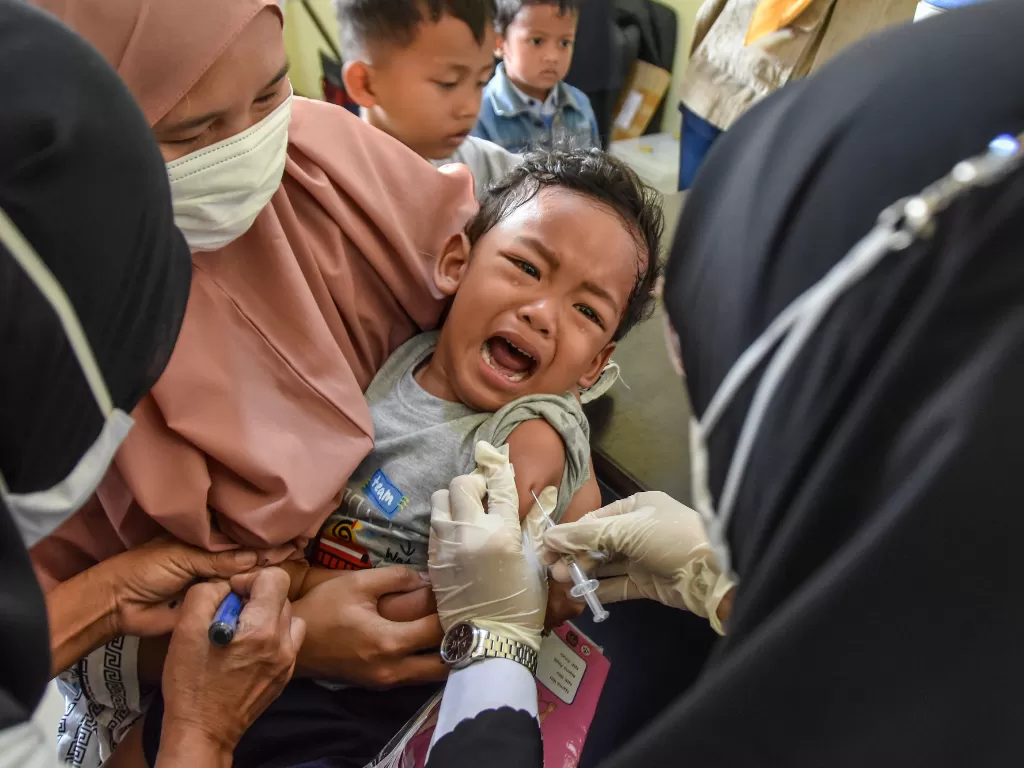 Seorang anak balita mendapatkan suntikan vaksin saat pencanangan Bulan Imunisasi Anak Nasional (BIAN) 2022 di UPTD Puskesmas Sindangkasih, Kabupaten Ciamis, Jawa Barat, Rabu (3/8/2022). (ANTARA/Adeng Bustomi)