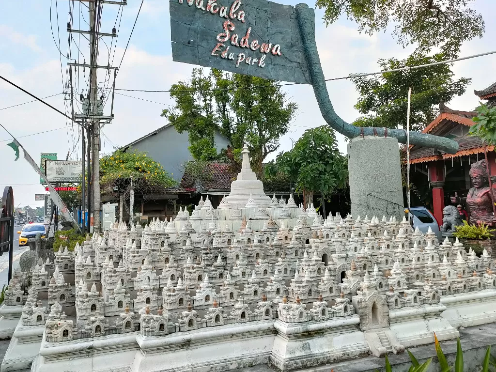 Miniatur Candi Borobudur dibuat dari lava erupsi Gunung Merapi. (Hasan Syamsuri/Z Creators)
