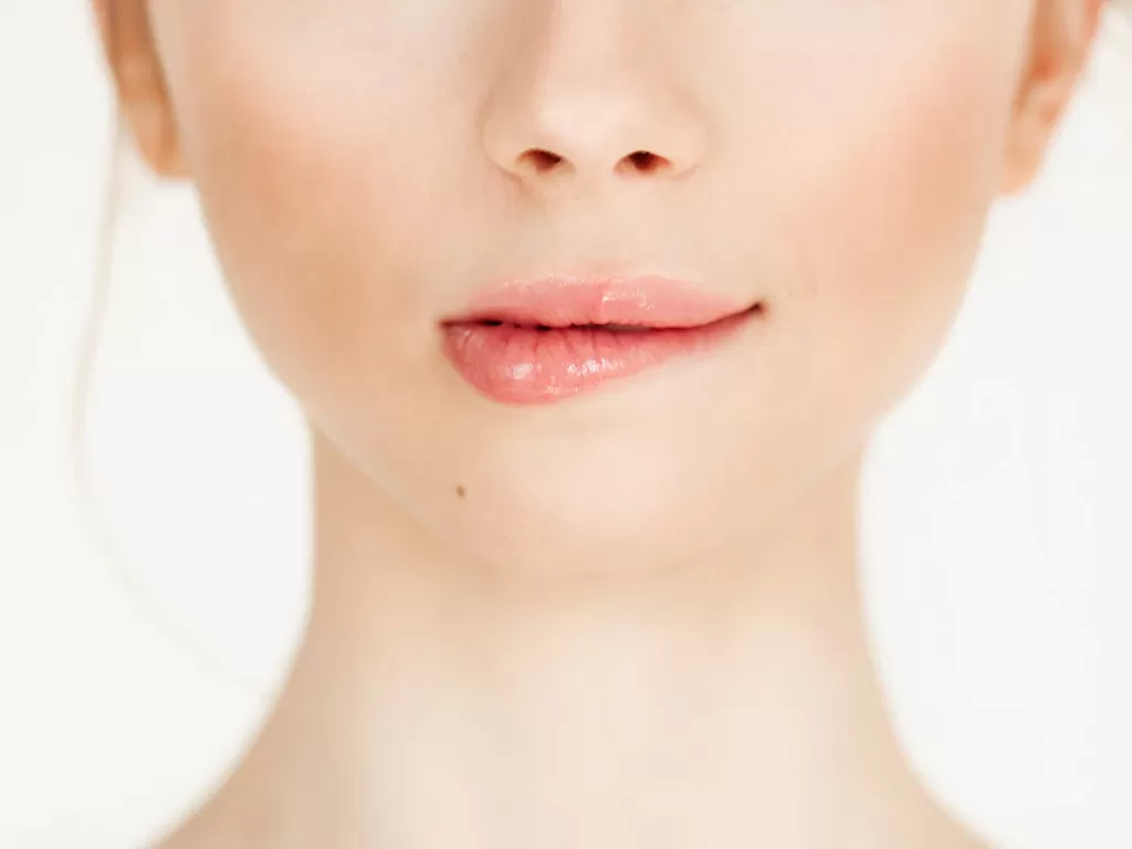 Ilustrasi mengecilkan bibir tebal (freepik.com)