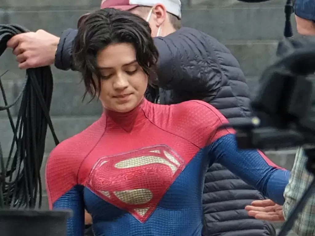 Proses syuting Supergirl yang diperankan Sasha Calle. (superman fandom)