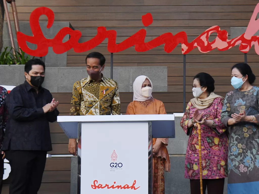 Presiden Jokowi (kedua kiri) menandatangani prasasti saat peresmian Transformasi Sarinah disaksikan Iriana Joko Widodo (tengah), Megawati (kedua kanan), Menteri BUMN Erick Thohir (kiri) dan Ketua DPR Puan Maharani (kanan). (ANTARA/Hafidz Mubarak A)