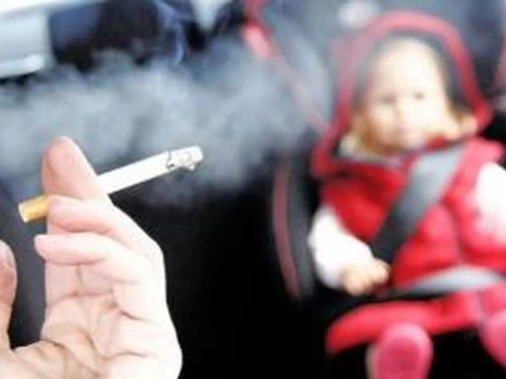 Ilustrasi merokok dekat anak. (Birminghammail.co.uk)