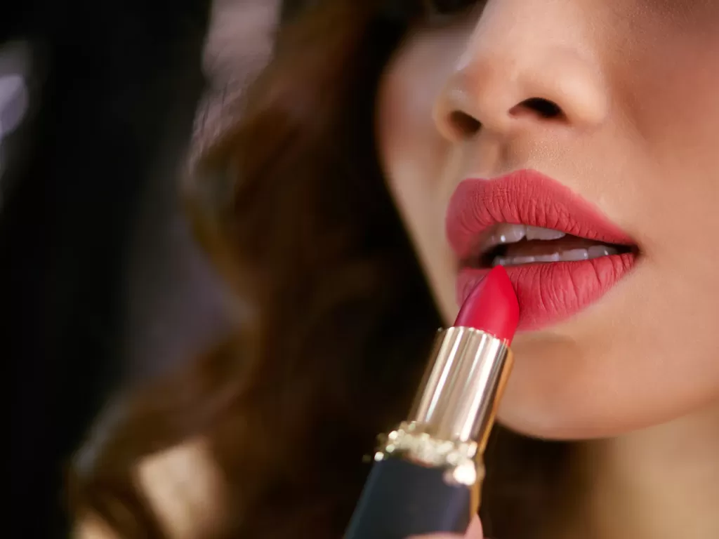 Wanita memaki lipstick (freepik.com)
