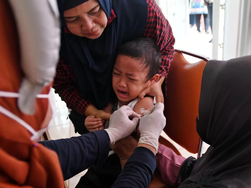 Petugas menyuntikkan vaksin campak rubella kepada seorang anak dalam Bulan Imuniasi Anak Nasional (BIAN) di Ruang Publik Terpadu Ramah Anak (RPTRA) III Tanah Abang, Jakarta, Kamis (4/8/2022). (ANTARA/Aditya Pradana Putra)