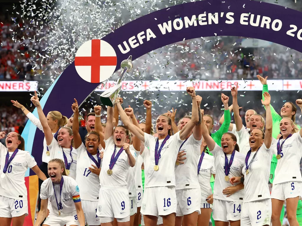 Timans wanita Inggris rayakan kemenangan di final EURO 2022 atas Jerman. (REUTERS/Lisi Niesner)