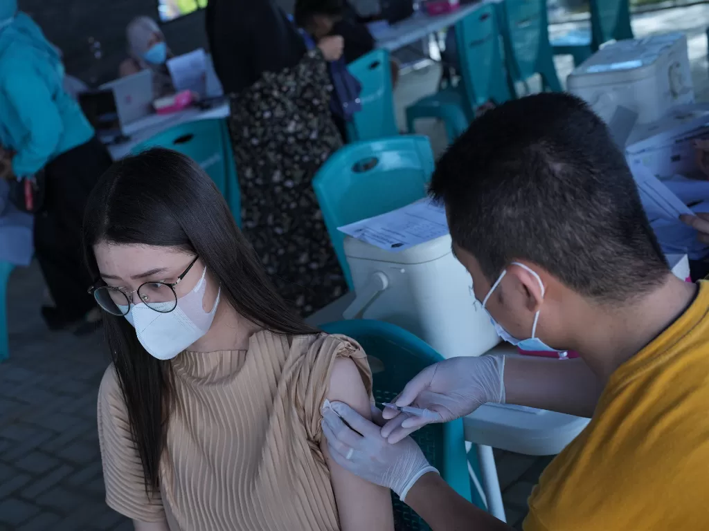 Warga menerima suntikan vaksin COVID-19 di RS Abu Nawas Kota Kendari, Kendari, Sulawesi Tenggara, Jumat (29/7/2022). (ANTARA/Jojon)