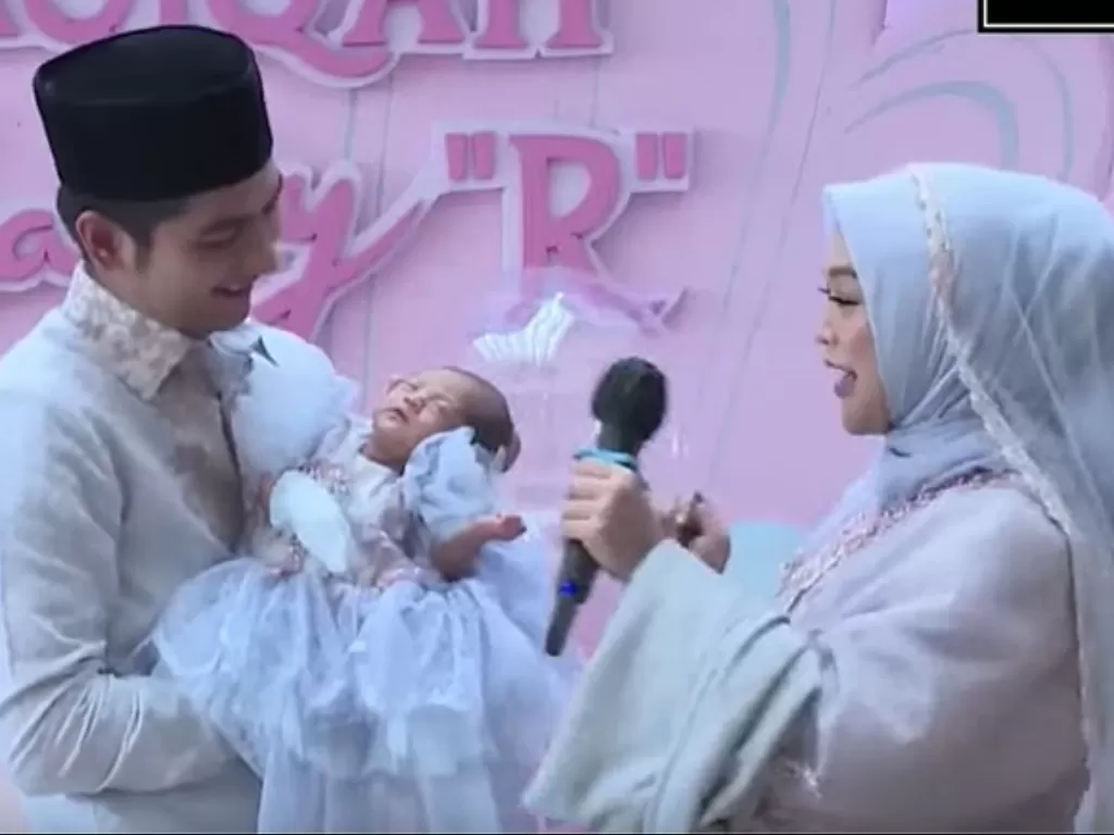 Ria Ricis dan Teuku Ryan ungkap nama dan wajah anak pertama (YouTube/Ricis Official)