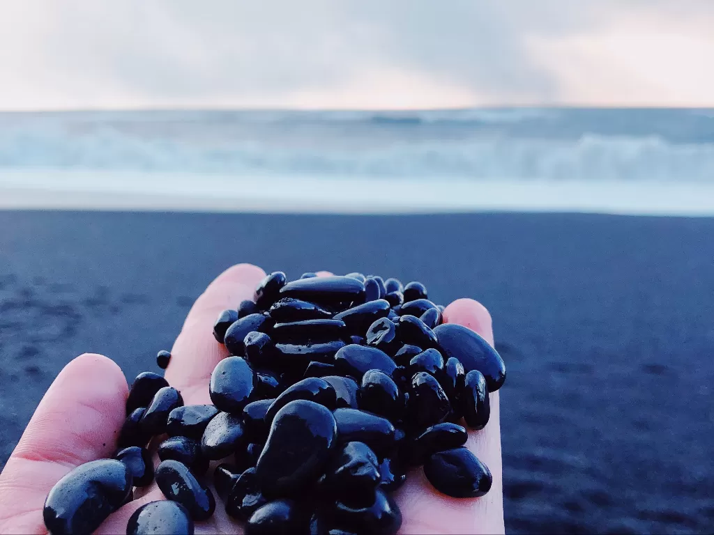 Pantai hitam terindah di dunia (Fabiola Lawalata/Z Creators)
