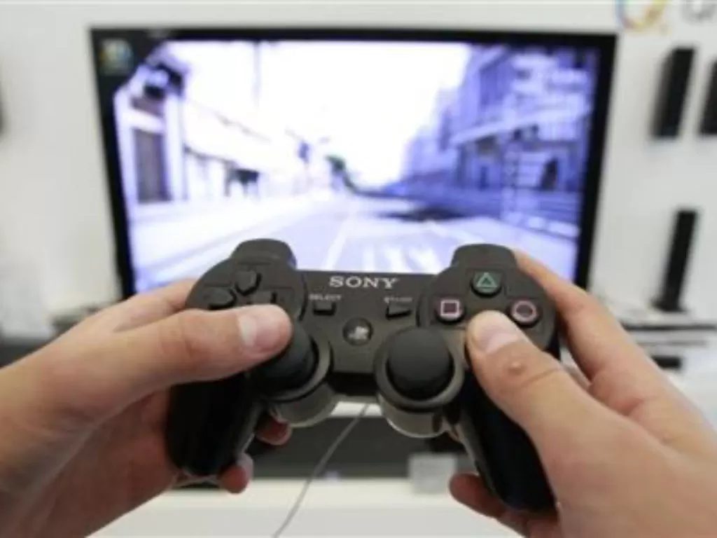 Gamers sedang memainkan game PS4. (REUTERS/Thomas Peter)