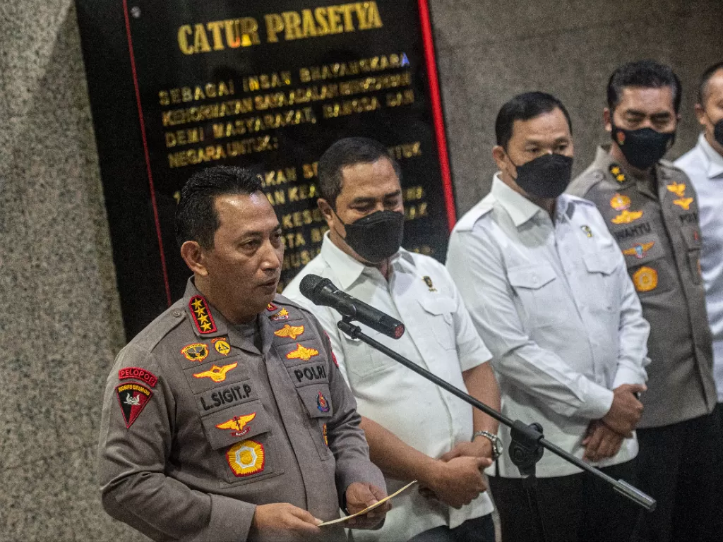 Kapolri Jenderal Pol Listyo Sigit Prabowo (kiri) didampingi jajaranya menyampaikan keterangan pers terkait penyidikan kasus penembakan Brigadir J di Mabes Polri. (ANTARA/Aprillio Akbar)