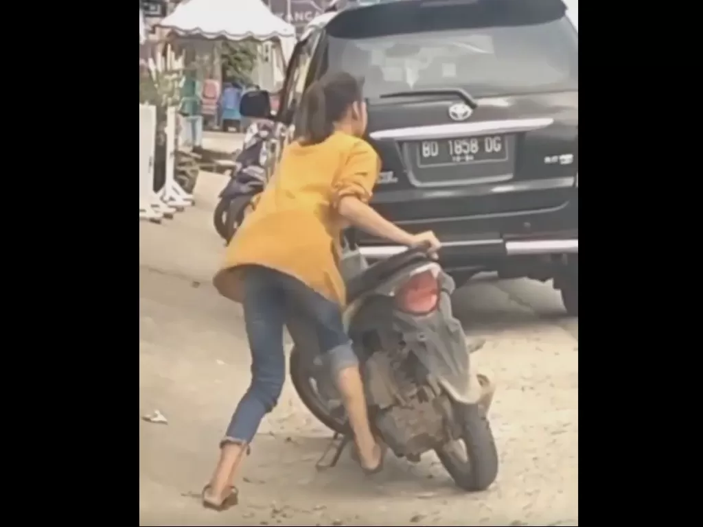 Wanita nyalakan motor dengan kick starter. (Instagram/@jakarta.keras)