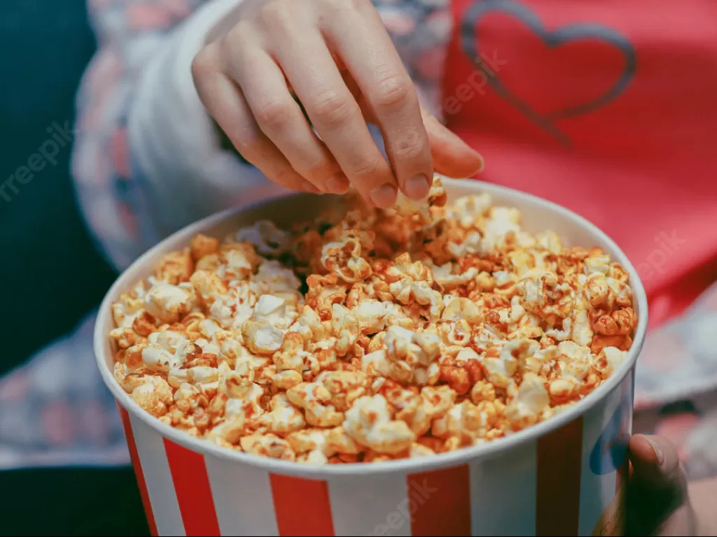 Ilustrasi makan popcorn. (Freepik)