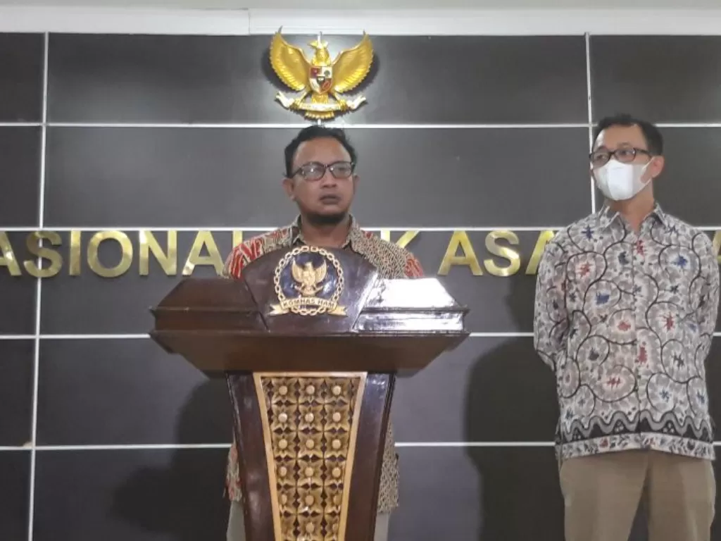 Anggota Komnas HAM Mohammad Choirul Anam usai meminta keterangan dari tim khusus Polri dan tim siber di Jakarta. (ANTARA/Muhammad Zulfikar)