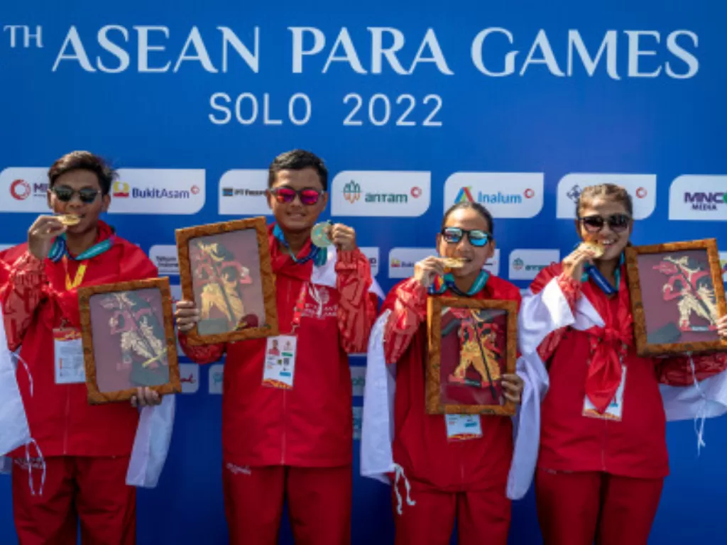 Tim renang estafet Indonesia menunjukkan medali emas ASEAN Para Games 2022. (ANTARA FOTO/Aji Styawan)